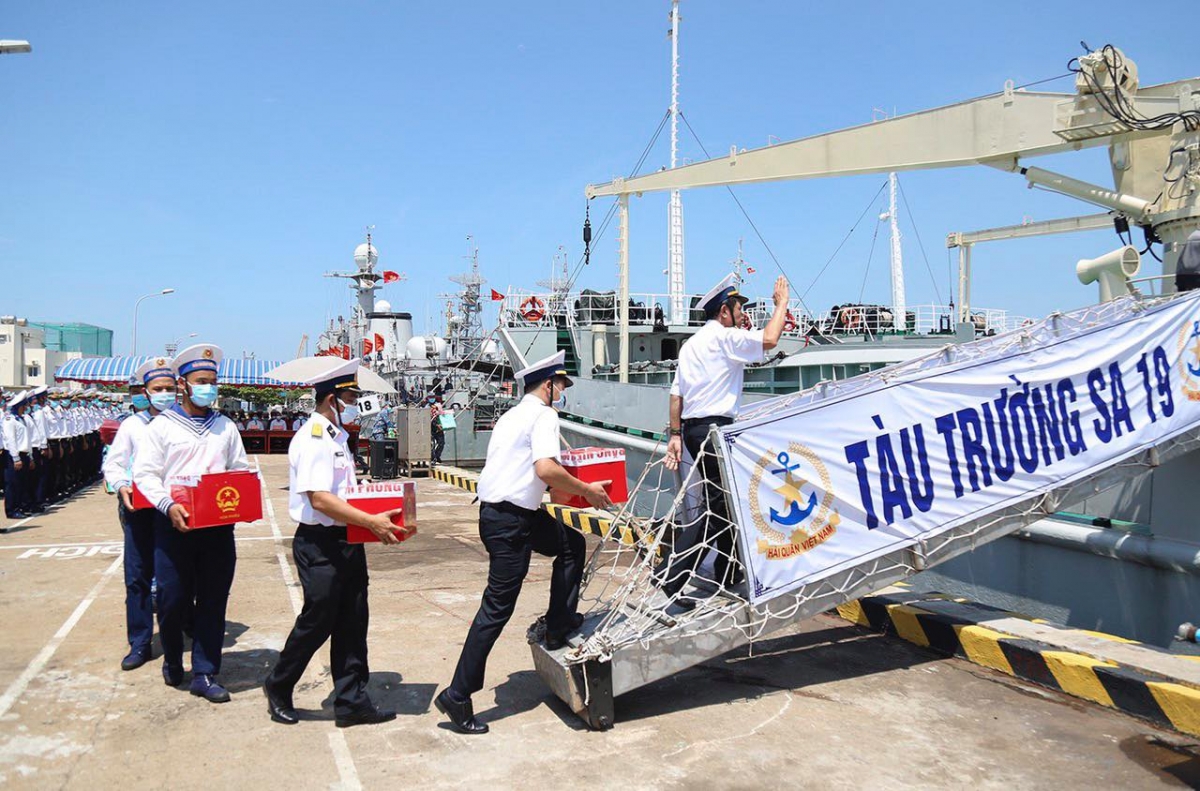 Cán bộ, chiến sĩ Tàu Trường Sa 19 đã sẵn sàng xuất bến phục vụ công tác bầu cử sớm trên thềm lục địa phía Nam. Ảnh: Quang Tiến.