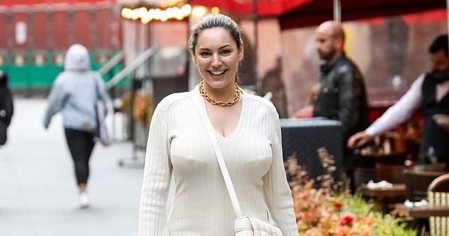 Kelly Brook diện đầm midi thanh lịch đến phòng thu ở London