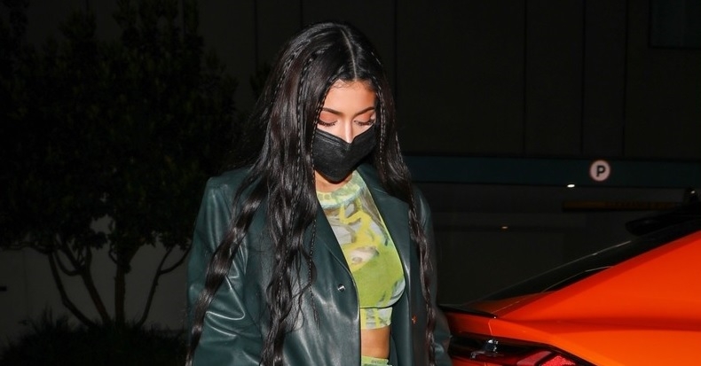 "Mẹ đơn thân" Kylie Jenner phối đồ gợi cảm đi chơi đêm cùng bạn bè