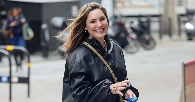 Kelly Brook tái xuất xinh đẹp trên phố sau khi làm tóc mới