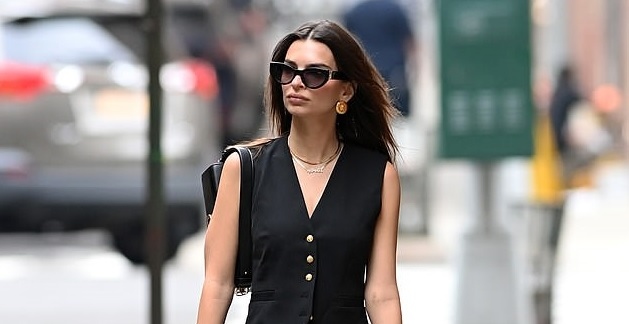 Emily Ratajkowski diện đầm bó khoe dáng thanh mảnh ra phố sau 1 tháng sinh con