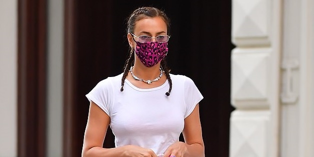 "Mẹ đơn thân" Irina Shayk diện croptop khoe eo thon ra phố cùng con gái cưng