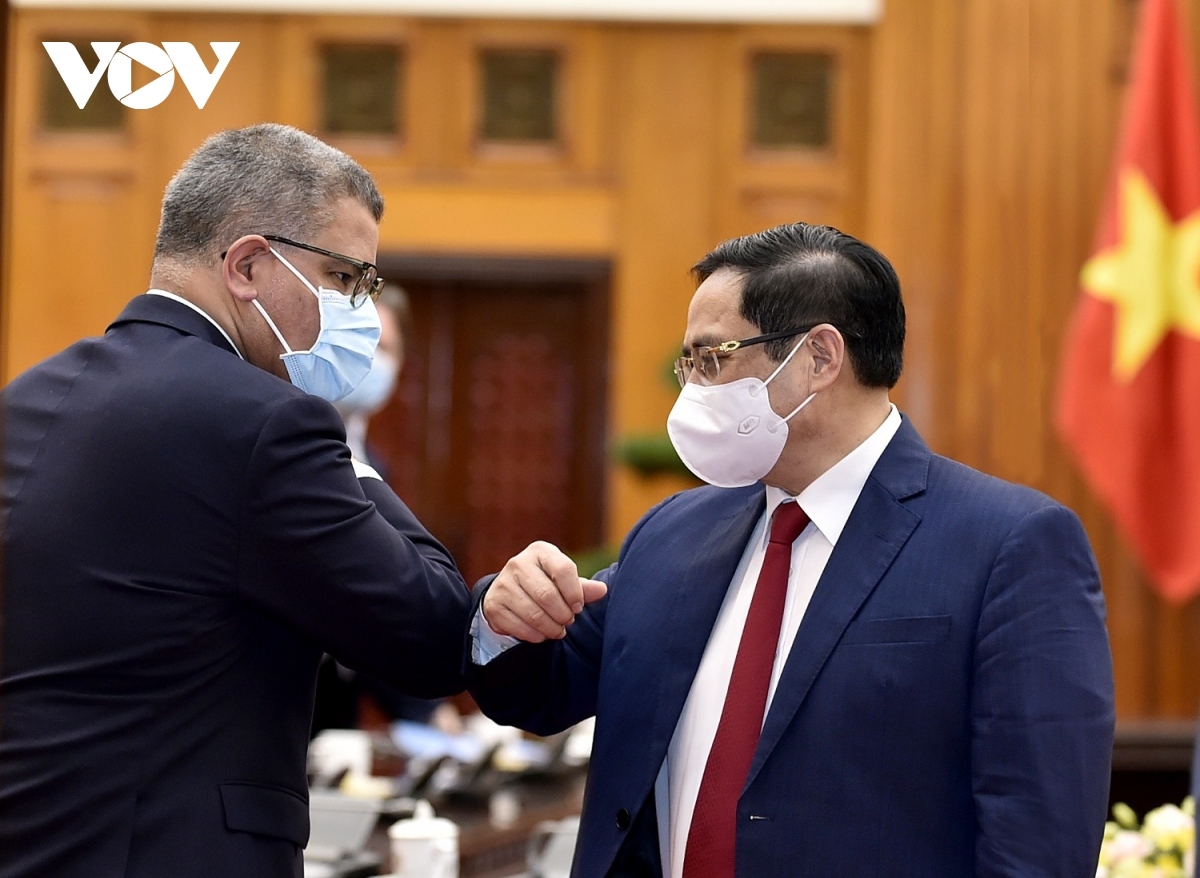 PM Pham Minh Chinh welcomes COP26 President Alok Sharma in Hanoi on May 28.