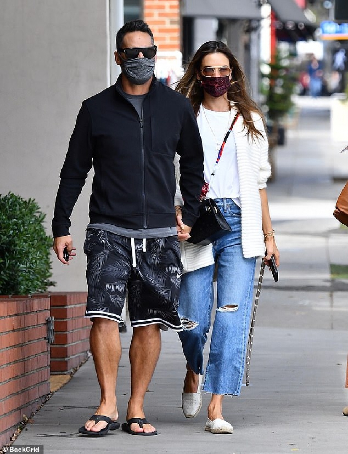 alessandra ambrosio buong ao ho hung di an trua cung ban be hinh anh 7