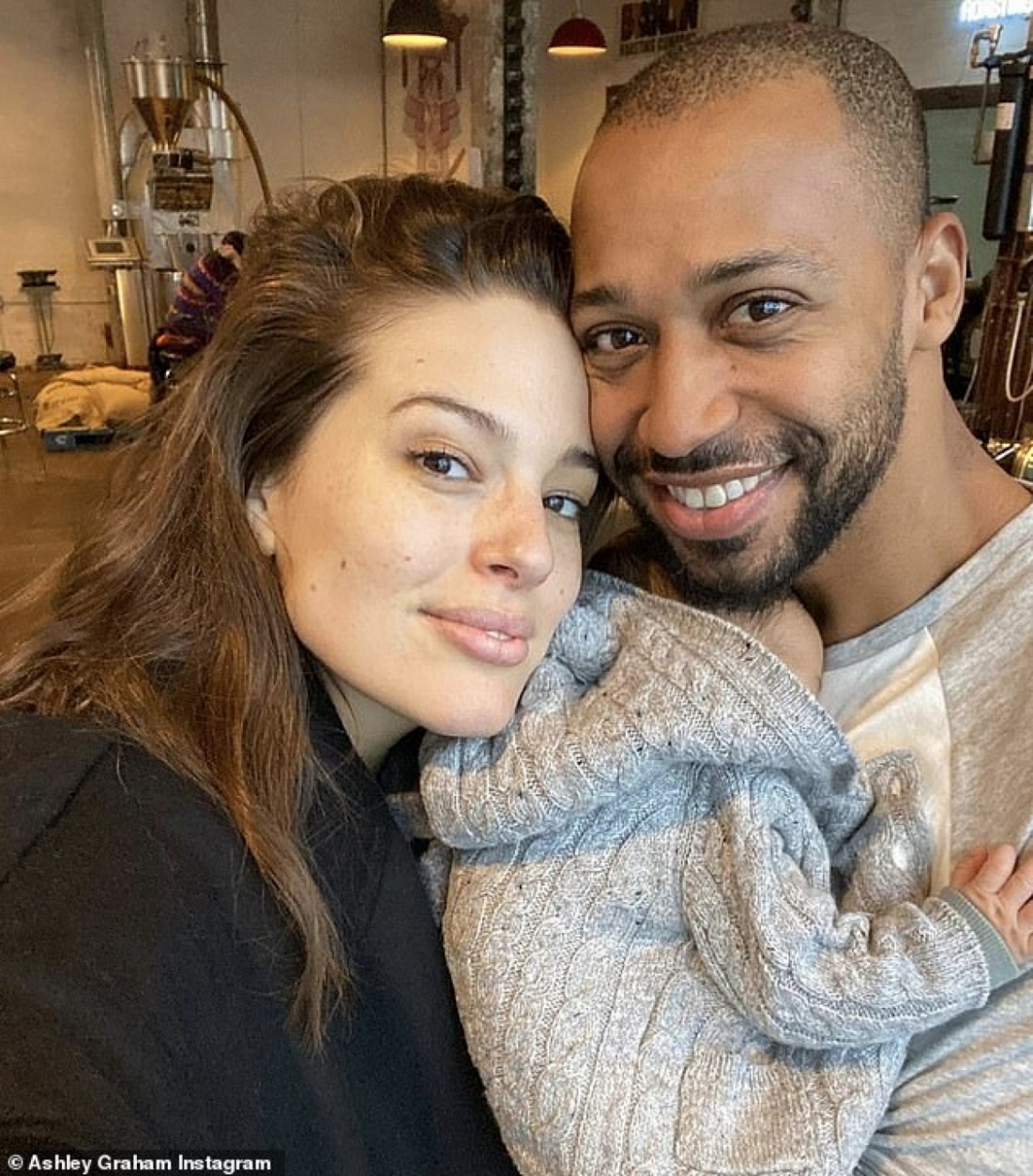  nguoi mau ngoai co ashley graham buong ao so mi ho hung den phong thu hinh anh 8