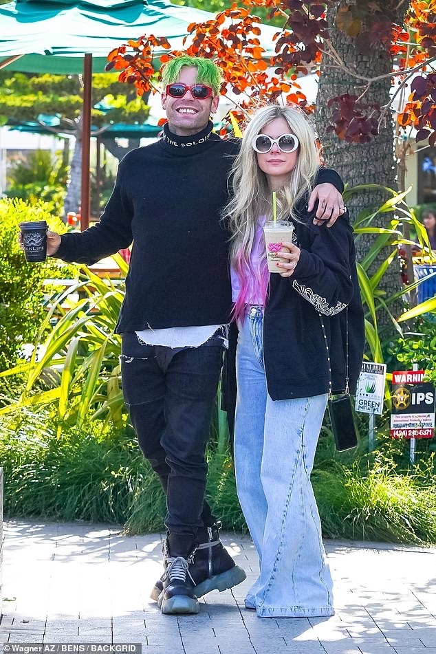 ca si avril lavigne rang ro di uong cafe cung ban trai hinh anh 3