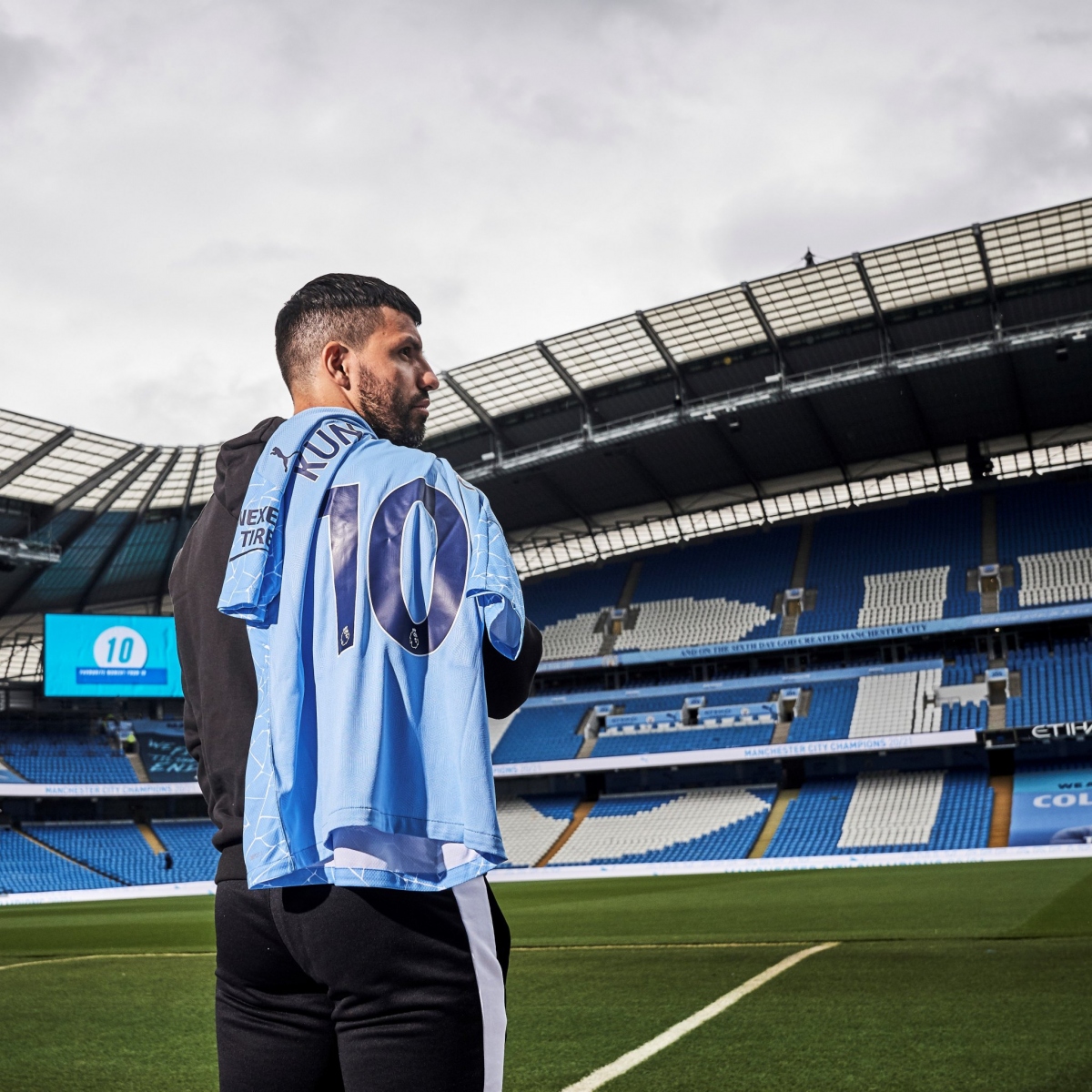 Aguero ngồi dự bị trong trận cuối cùng trên sân Etihad trước khi chia tay Man City. (Ảnh: MCFC)