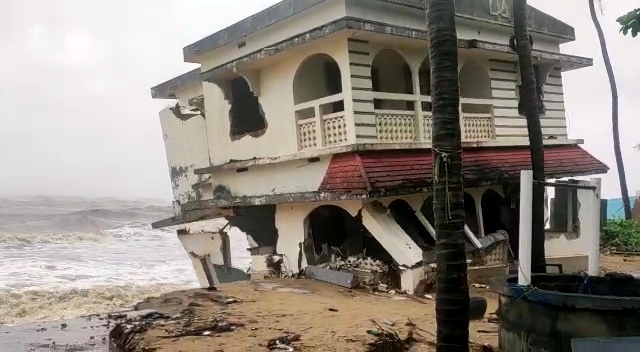Một tòa nhà ven bờ biển ở quận Uppala, bang Kerala sụp đổ ngày 15/5 do triều cường, ảnh hưởng của bão Tauktae. Ảnh: ANI