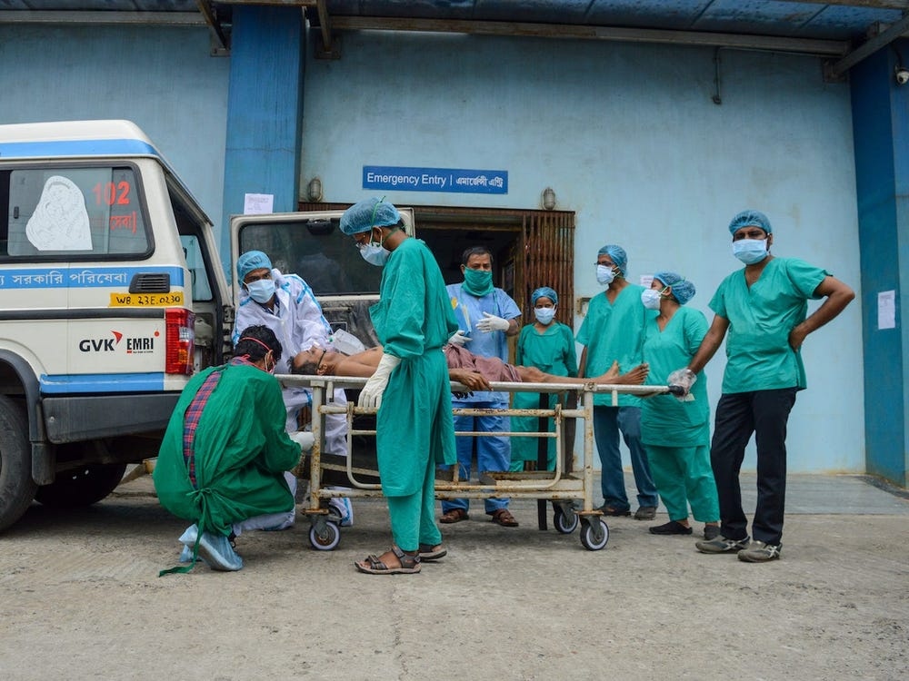 Một bệnh nhân mắc Covid-19 đang nguy kịch và được đưa tới phòng chăm sóc đặc biệt tại Kolkata, Ấn Độ. Ảnh: Getty