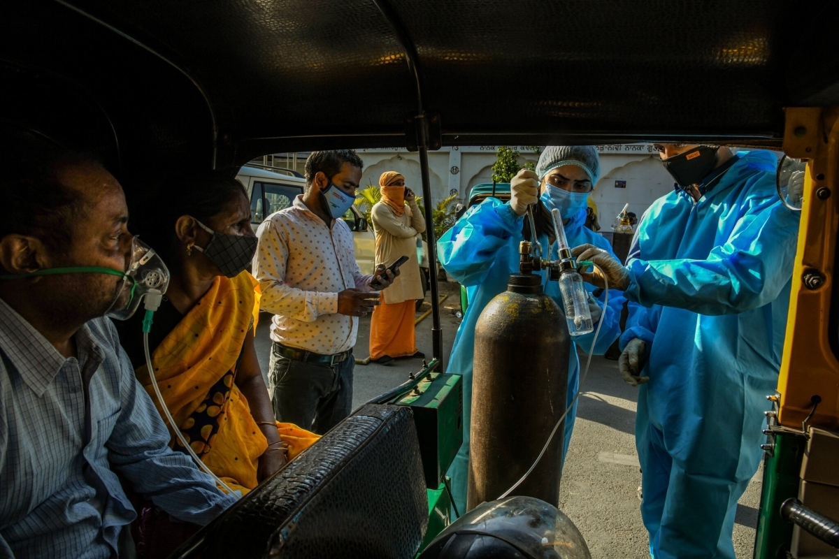 Số ca Covid-19 tăng cao kỷ lục mỗi ngày khiến Ấn Độ rơi vào tình trạng cạn kiệt nguồn oxy y tế (Ảnh: New York Times).