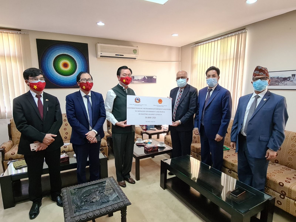 Đại sứ Phạm Sanh Châu đã trao tượng trưng tới Đại sứ Nepal tại Ấn Độ khoản tiền 30.000 USD của Chính phủ Việt Nam hỗ trợ Nepal phòng, chống dịch bệnh Covid-19.