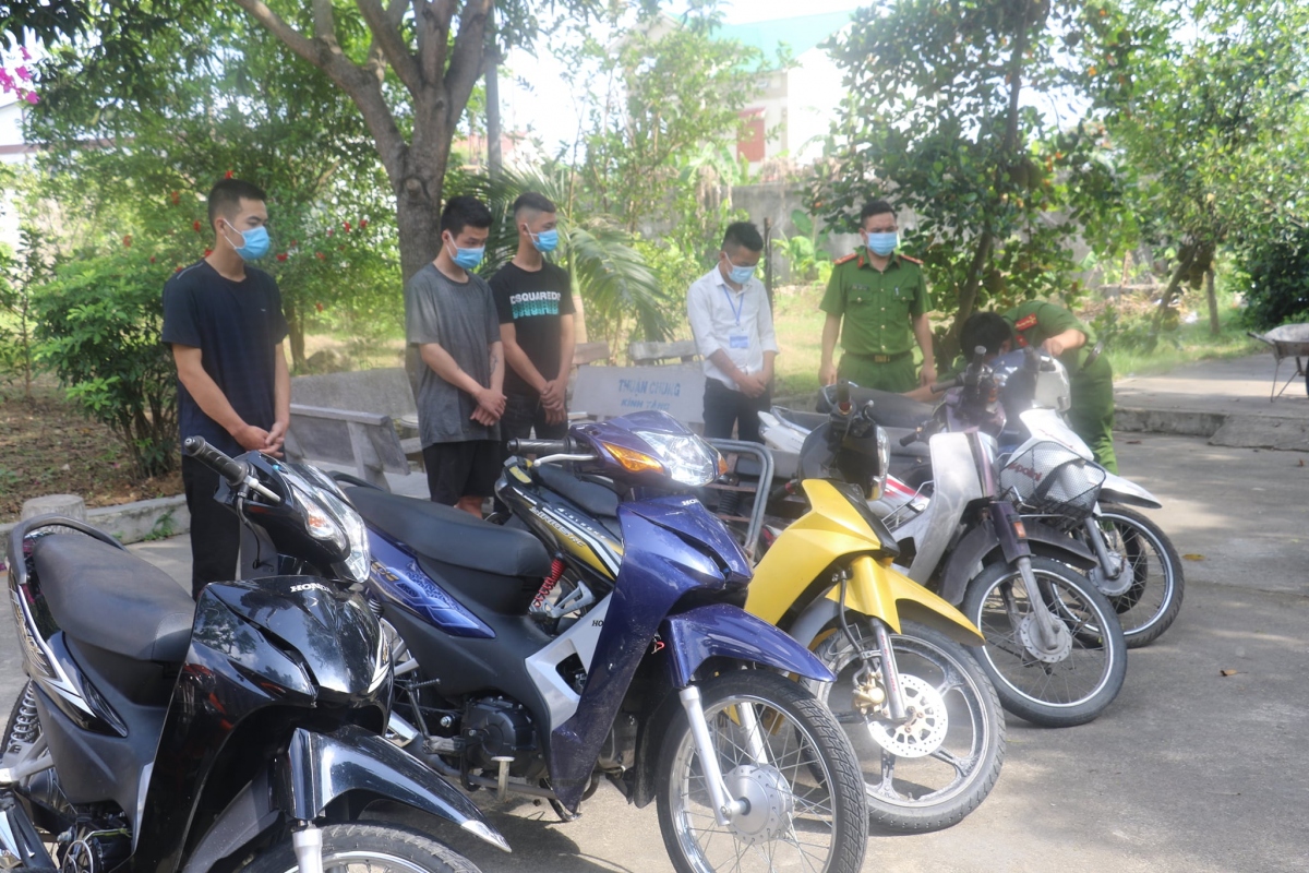 Nhóm đối tượng tại cơ quan công an