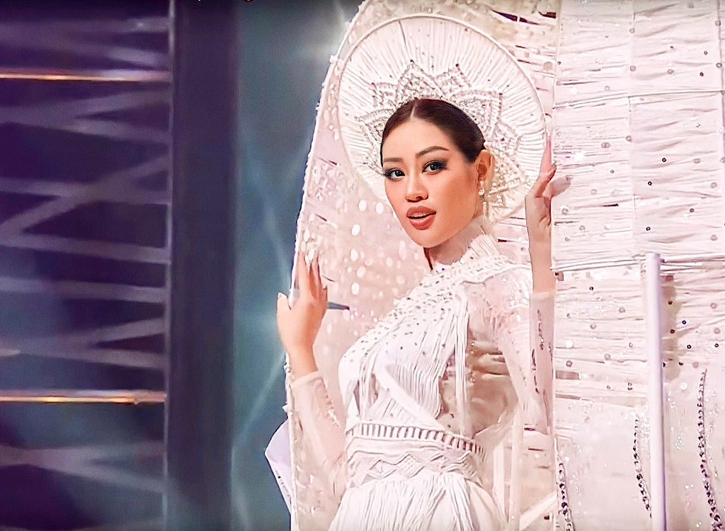 dan hoa hau van toa sang truoc su co trang phuc dan toc tai miss universe hinh anh 2