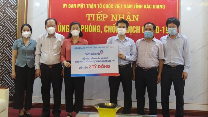 Đại diện VietinBank trao ủng hộ 2 tỷ đồng phòng, chống dịch Covid-19 tại Bắc Giang.