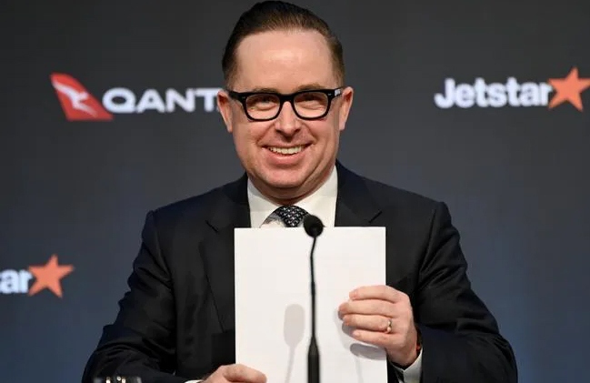 Ông Alan Joyce, Tổng giám đốc điều hành hãng hàng không Qantas công bố chương trình quà tặng cho hành khách tiêm vaccine ngừa Covid-19. Nguồn: News Corp Australia.
