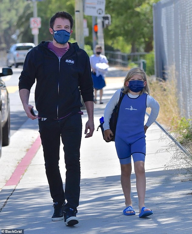 ben affleck phong do dua con trai cung di hoc boi sau tin don tai hop jennifer lopez hinh anh 1