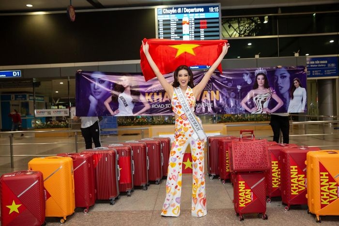 Hoa hậu Khánh Vân tại sân bay chuẩn bị sang Mỹ dự thi Miss Universe 2020.