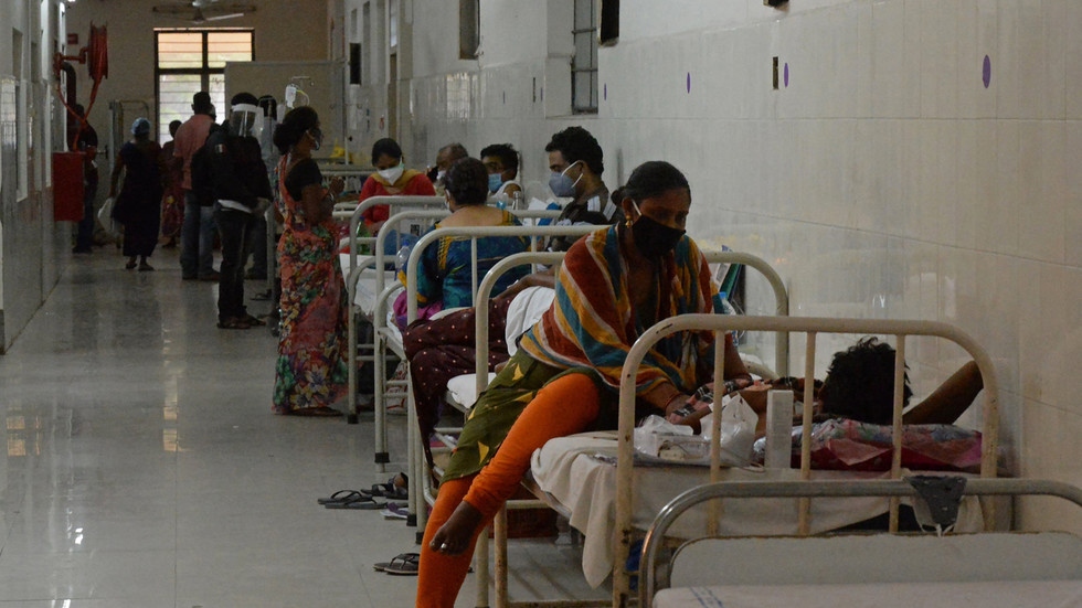 Các bệnh nhân đã điều trị khỏi Covid-19 nhưng lại bị nhiễm nấm đen đang được điều trị tại một bệnh viện ở Hyderabad ngày 21/5/2021. Ảnh: AFP