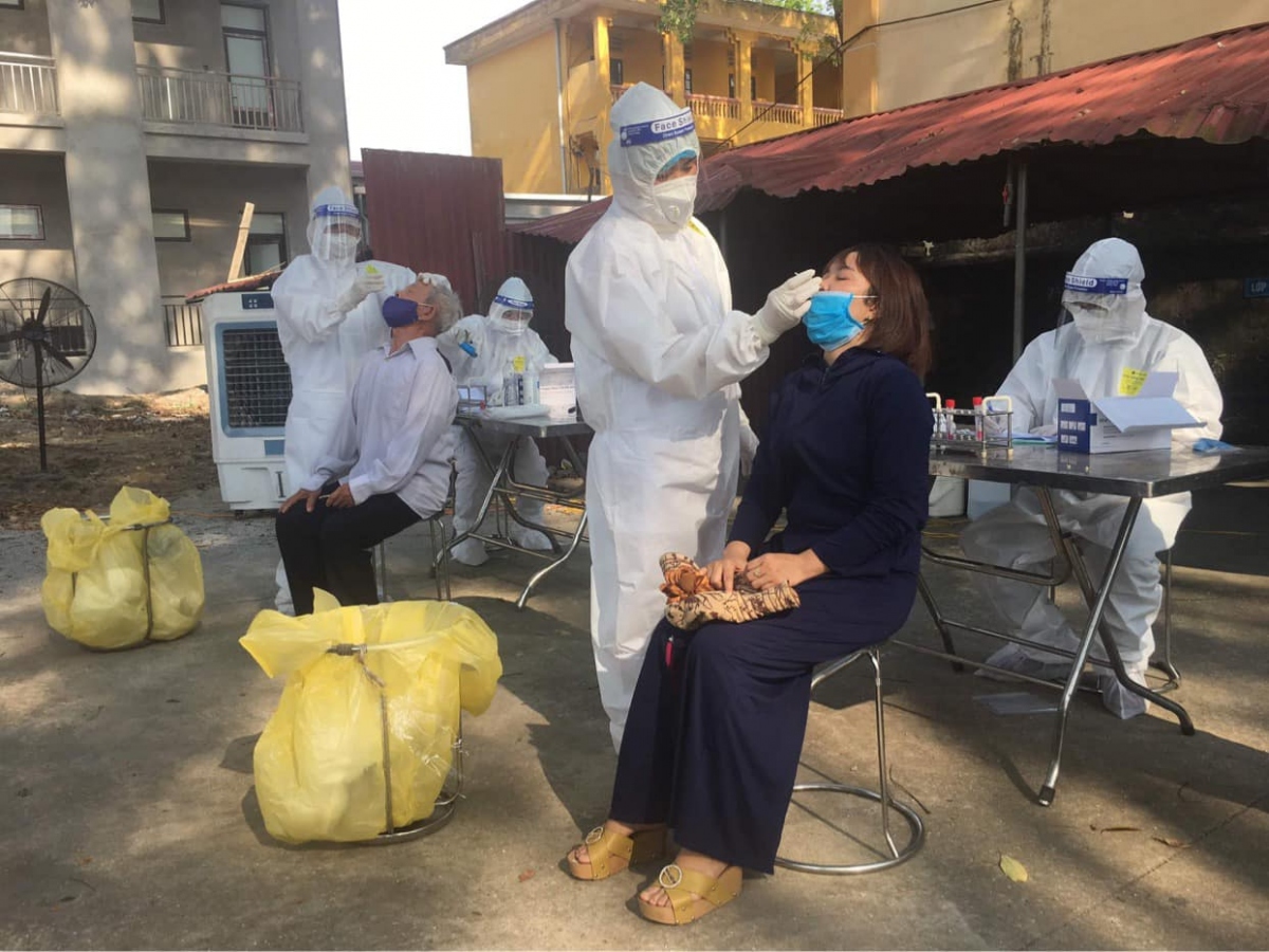 Lấy mẫu xét nghiệm Covid-19 cho người dân giữa trưa 31/5 tại xã Tam Giang, Yên Phong, Bắc Ninh. 