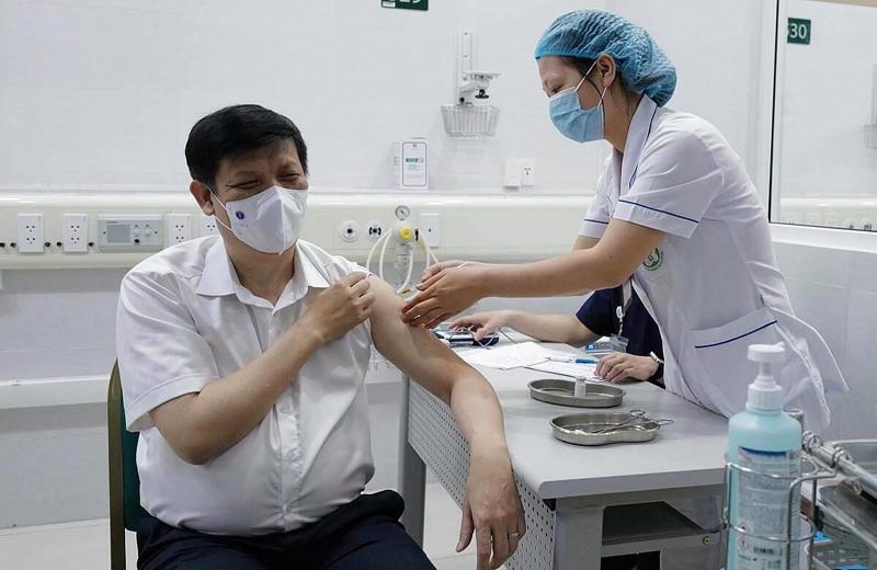 Bộ trưởng Bộ Y tế Nguyễn Thanh Long tiêm vaccine COVID-19.