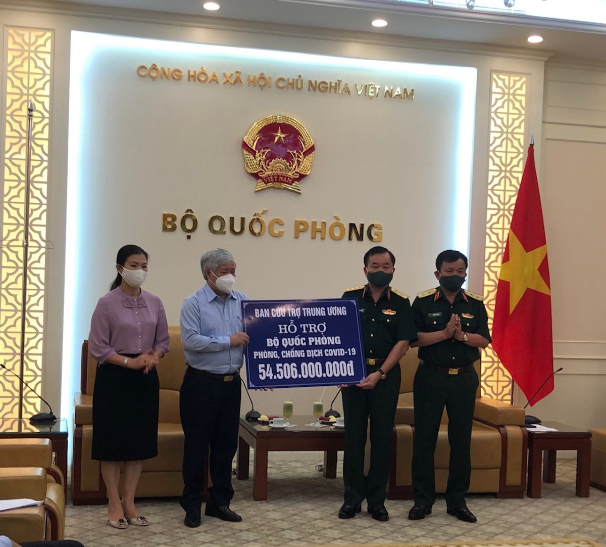 Bộ Quốc phòng tiếp nhận hơn 54 tỷ đồng ủng hộ phòng, chống dịch Covid-19