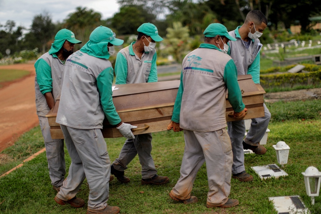 Giới chuyên gia cảnh báo số ca Covid-19 tử vong ở Brazil sẽ tiếp tục ở mức trung bình trên 2.000 ca/ngày trong vài tháng tới. Ảnh: Reuters