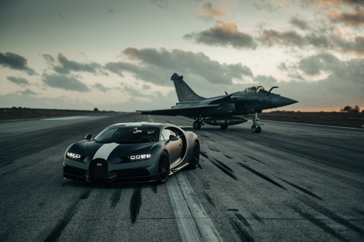 Bugatti Chiron Sport đua tốc độ cùng máy bay chiến đấu