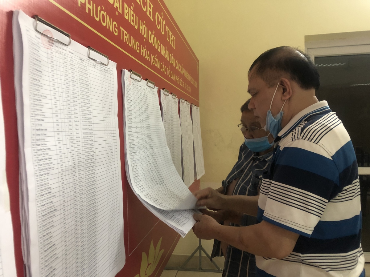 Người dân phường Trung Hòa, quận Cầu Giấy xem danh sách cử tri.