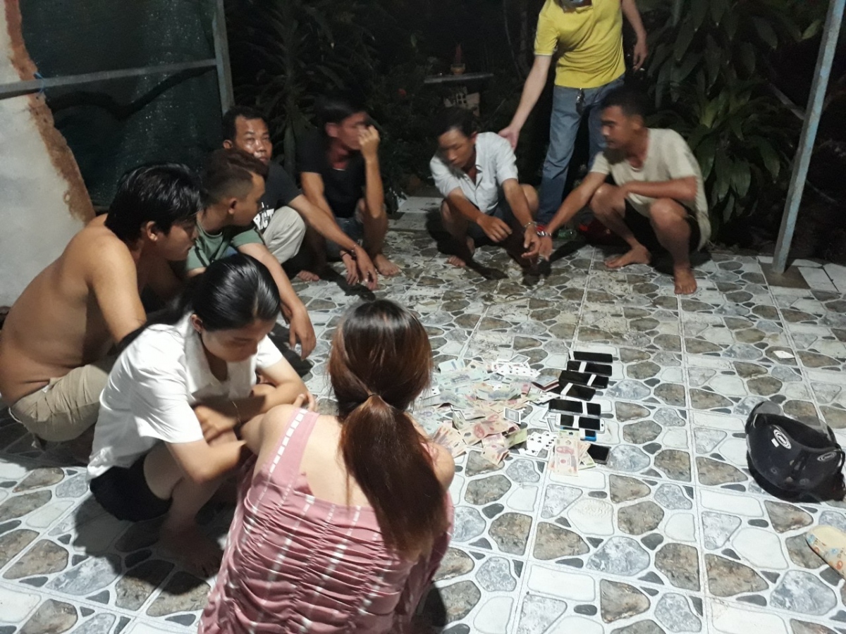 Các đối tượng bị bắt quả tang khi đang đánh bạc.