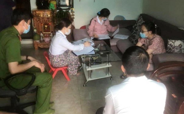 Cán bộ phường lập biên bản vi phạm đối với N.T.L.A. (thứ 2, bìa phải). (Nguồn: tienphong.vn)