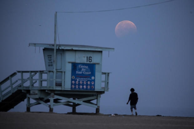Trăng tròn mọc ở bãi biển Santa Monica tại thành phố Santa Monica, bang California, Mỹ. Ảnh: AP