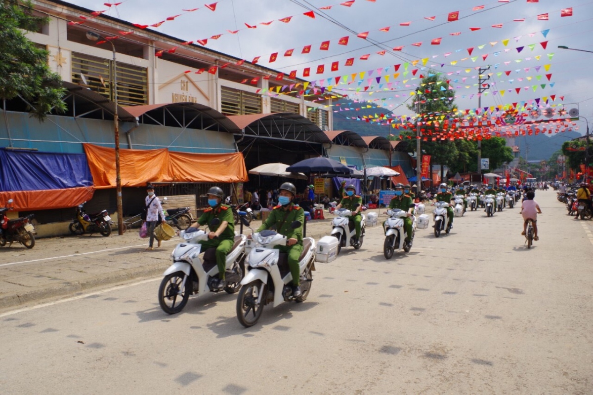 cao bang tuyen truyen bau cu luu dong den tung thon, ban hinh anh 11