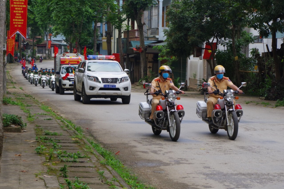 cao bang tuyen truyen bau cu luu dong den tung thon, ban hinh anh 8