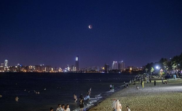 Nguyệt thực toàn phần trên bầu trời đêm ở Hải Khẩu, tỉnh Hải Nam, Trung Quốc. Ảnh: Getty Images