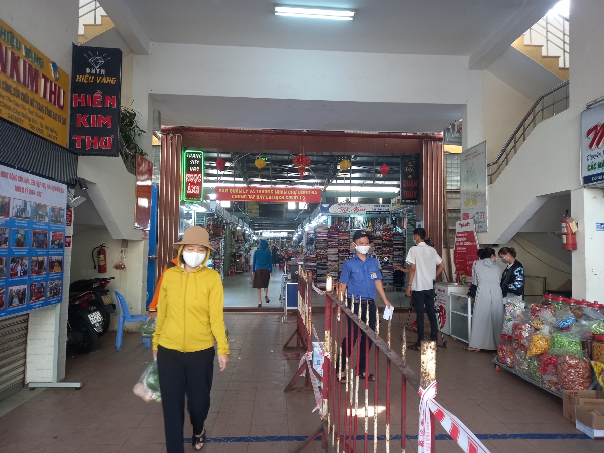 Người dân Đà Nẵng chia ngày đi chợ theo phiếu để phòng dịch