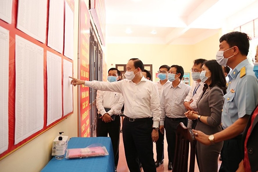 Chủ tịch HĐND thành phố Hà Nội Nguyễn Ngọc Tuấn kiểm tra việc niêm yết danh sách cử tri tại quận Cầu Giấy.