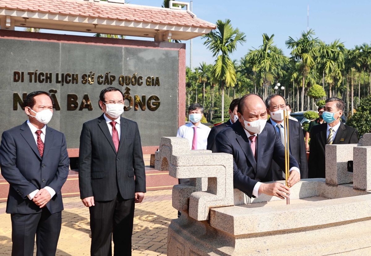 Chủ tịch nước Nguyễn Xuân Phúc, Bí thư Thành ủy TP HCM - Nguyễn Văn Nên tại khu di tích Ngã Ba Giồng.