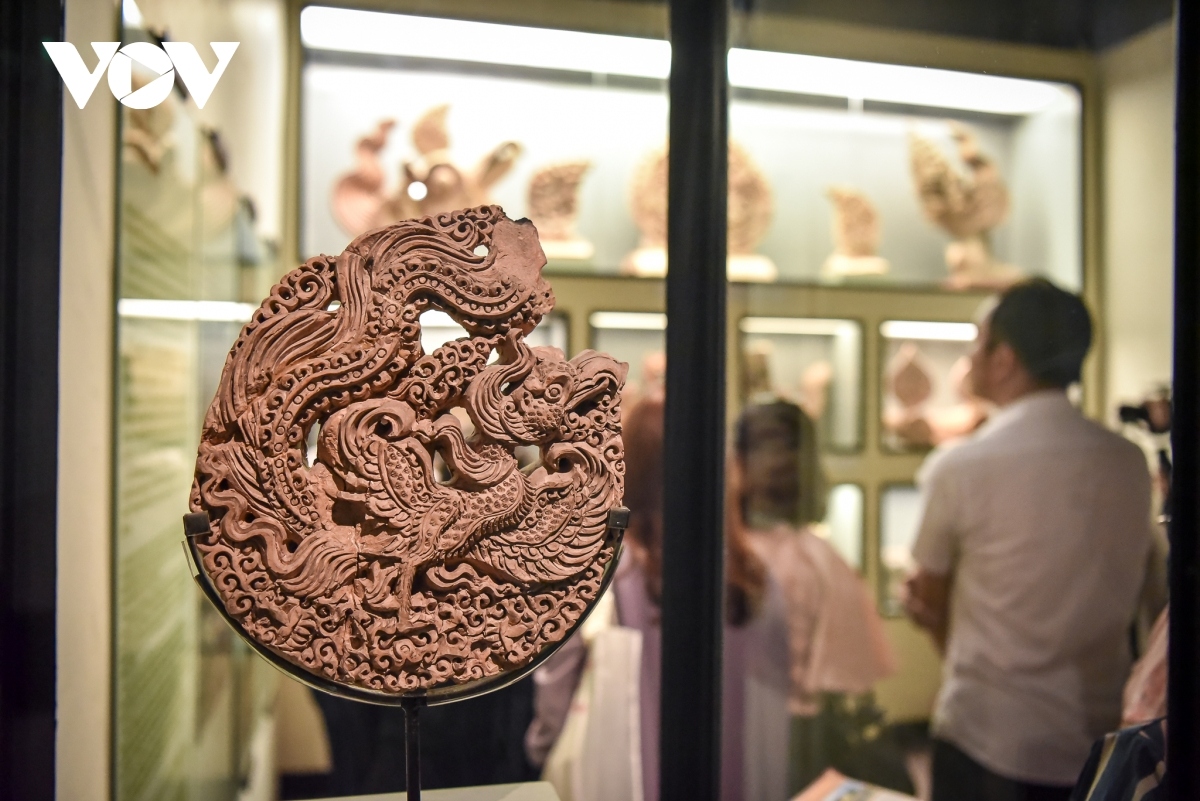 discovering thang long royal citadel at night picture 7