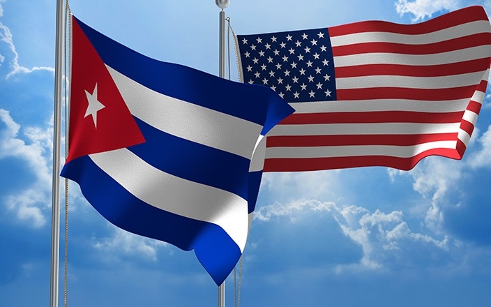 Cờ Cuba và cờ Mỹ. Ảnh: Wharton.