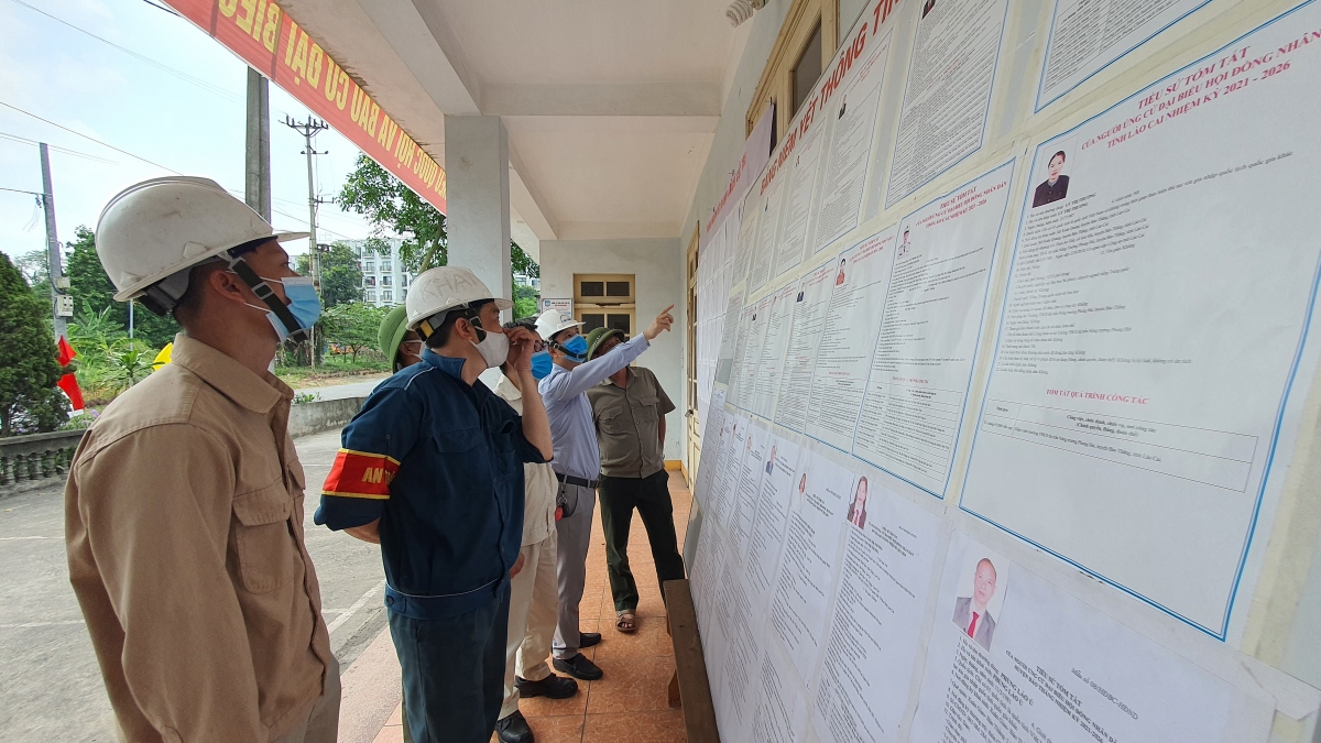 Công nhân Nhà máy gang thép Việt - Trung tìm hiểu các ứng cử viên