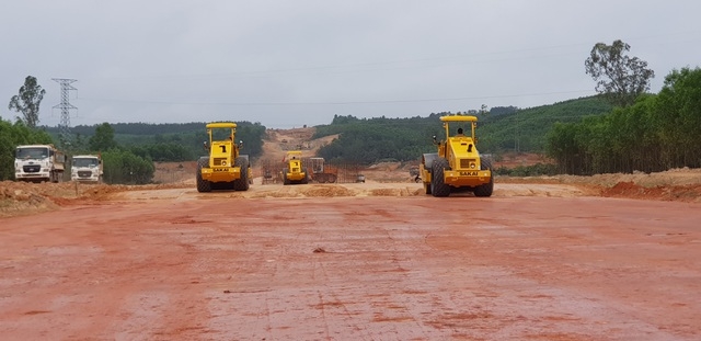 Bộ GTVT yêu cầu bêu tên, cảnh báo, điều chuyển khối lượng…với các nhà thầu vi phạm tiến độ thi công dự án cao tốc Bắc - Nam đoạn Cam Lộ - La Sơn.