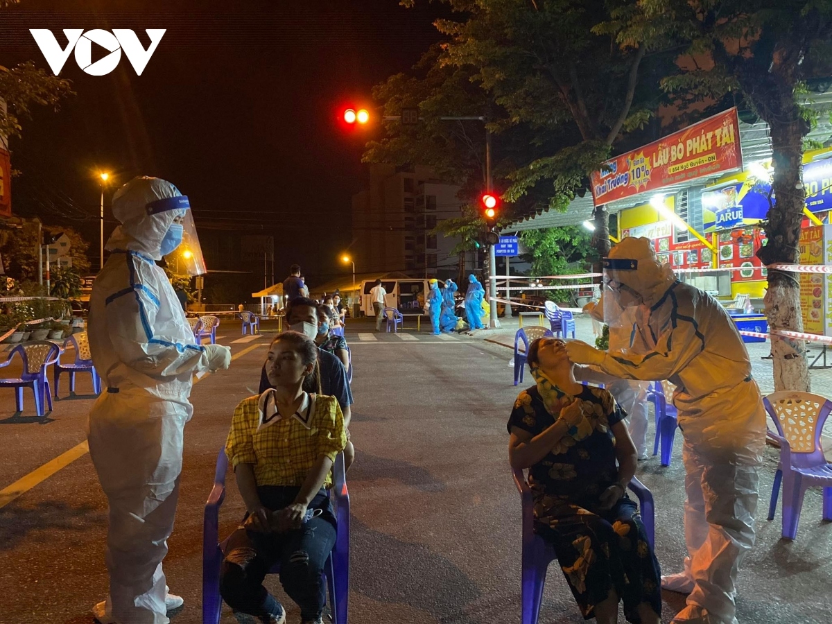 Labourers working at An Don industrial park in Da Nang test for COVID-19