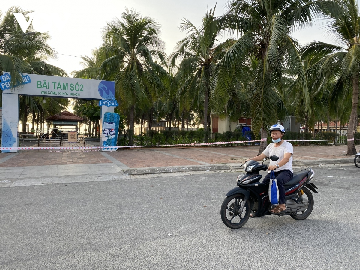 da nang beaches on first day of closure for covid-19 combat picture 3