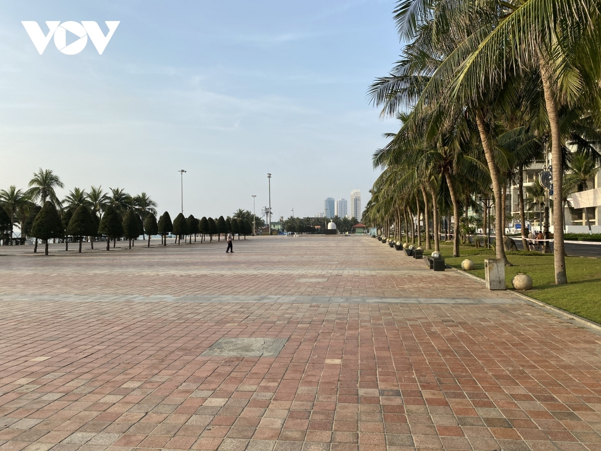 da nang beaches on first day of closure for covid-19 combat picture 4