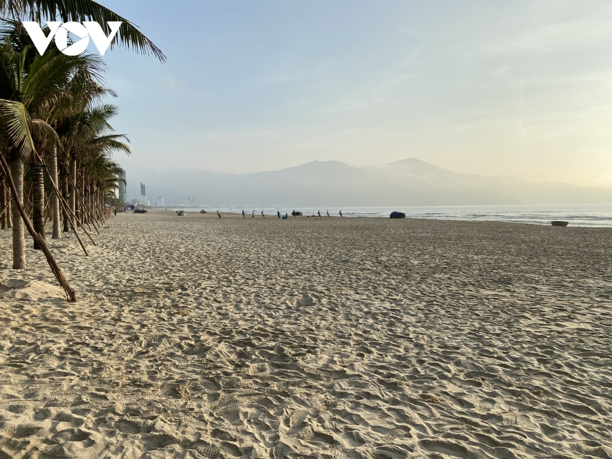 da nang beaches on first day of closure for covid-19 combat picture 5