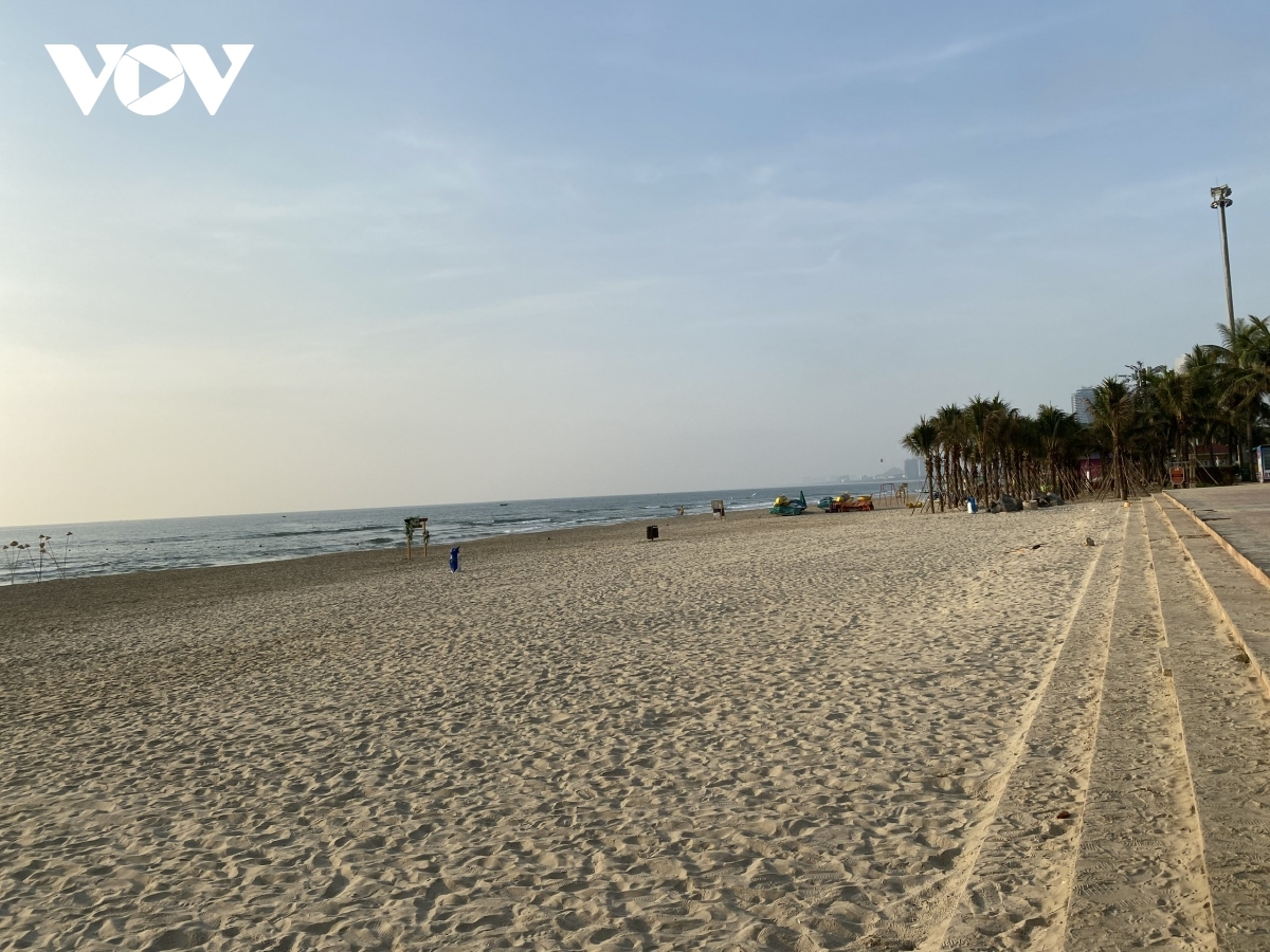 da nang beaches on first day of closure for covid-19 combat picture 9