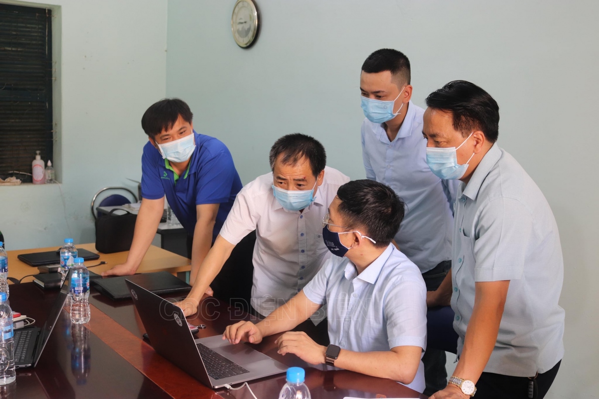 Các chuyên gia Y tế của Viện Vệ sinh dịch tễ Trung ương làm việc với CDC Điện Biên. (Ảnh CDC Điện Biên)
