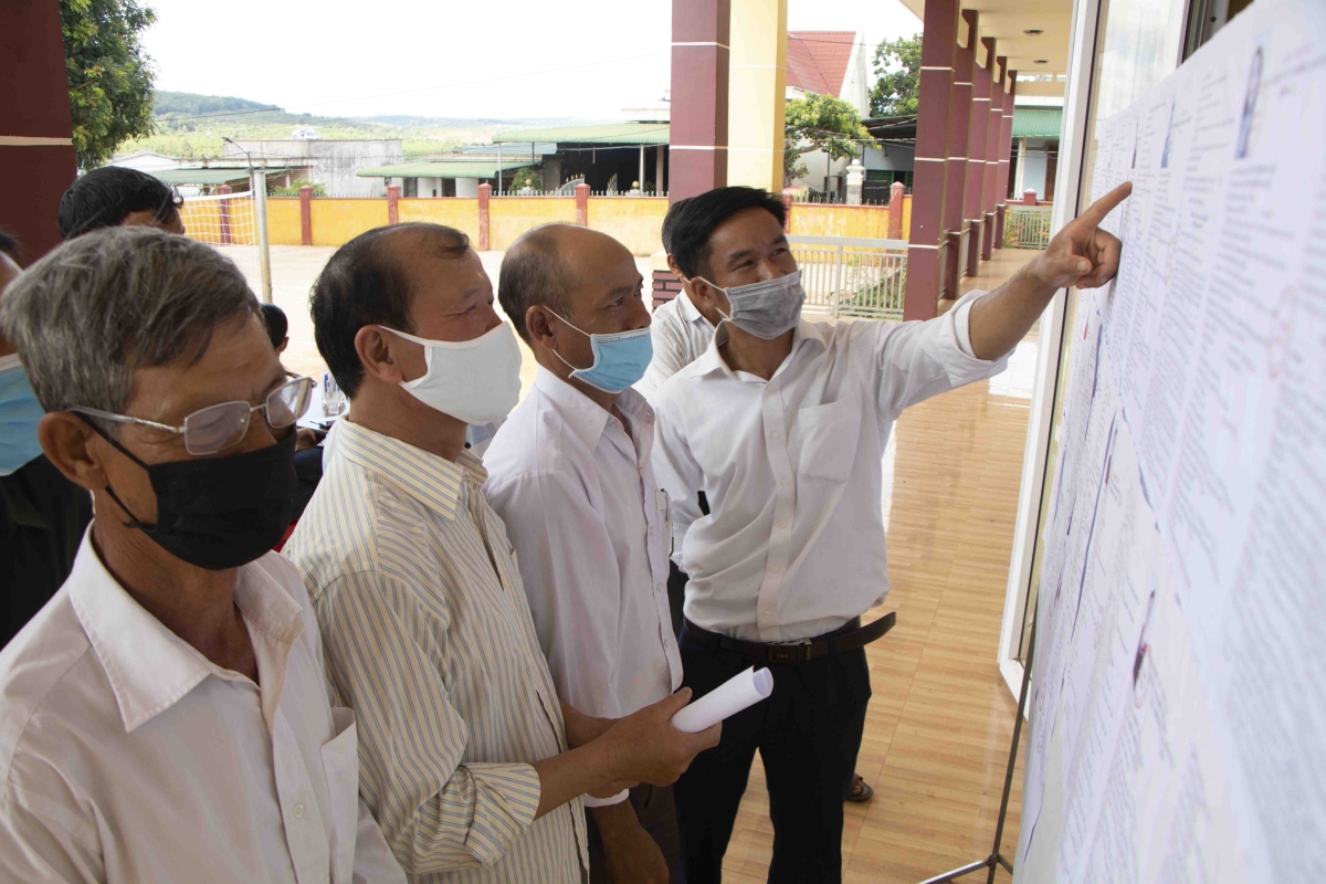 Cử tri xã Ea Hiao, huyện Ea Hleo, tỉnh Đắk Lắk tìm hiểu thông tin về các ứng cử viên.