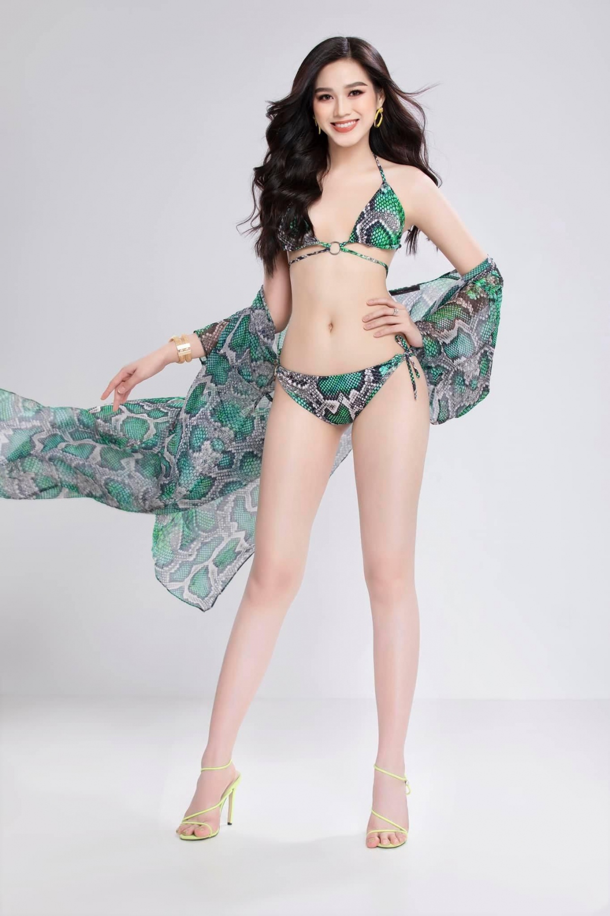Hoa hậu Đỗ Thị Hà nóng bỏng trong bộ ảnh bikini họa tiết da rắn