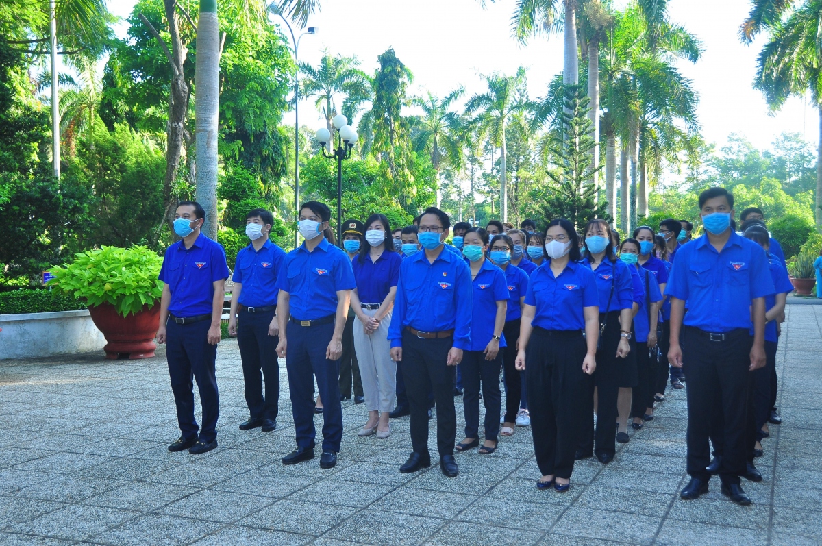 Đoàn công tác của Trung ương Đoàn phối hợp với Tỉnh đoàn Trà Vinh tổ chức lễ viếng và dâng hương tại Đền thờ Bác Hồ. Ảnh: Tiền Phong